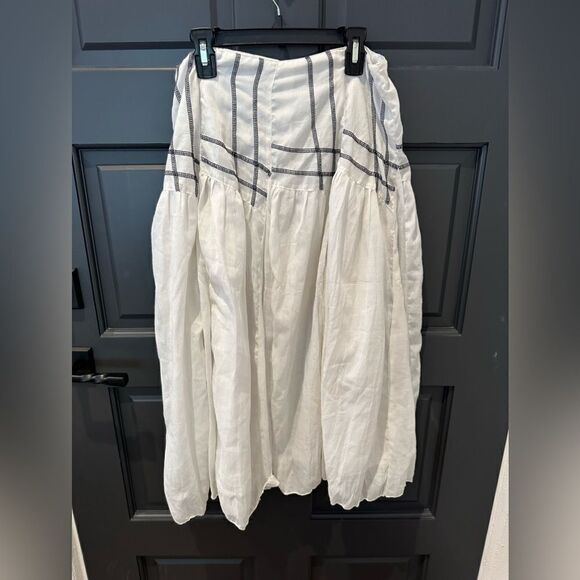 White & black skirt - Picture 3 of 4